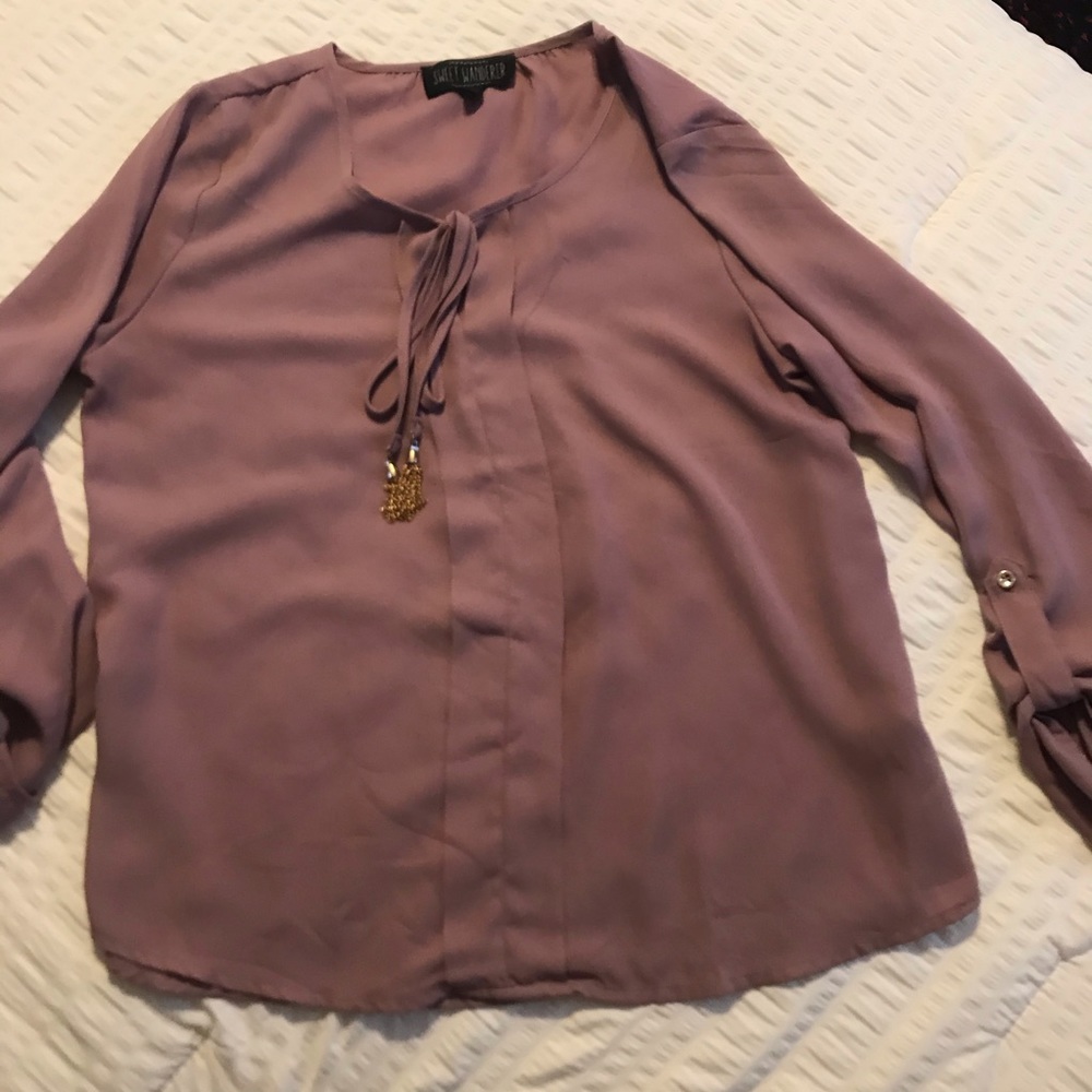 Flowy shirt with tie